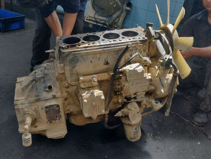 Heavy truck engine and gearbox during servicing